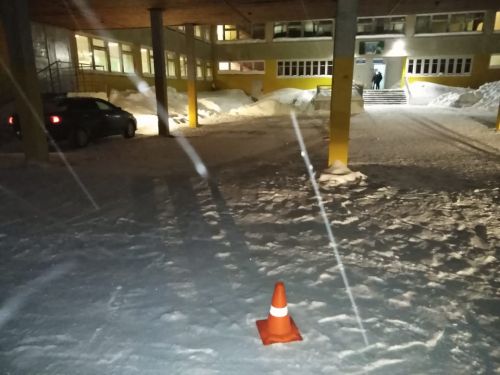 В пгт Ярега на территории школы в результате ДТП пострадала школьница
